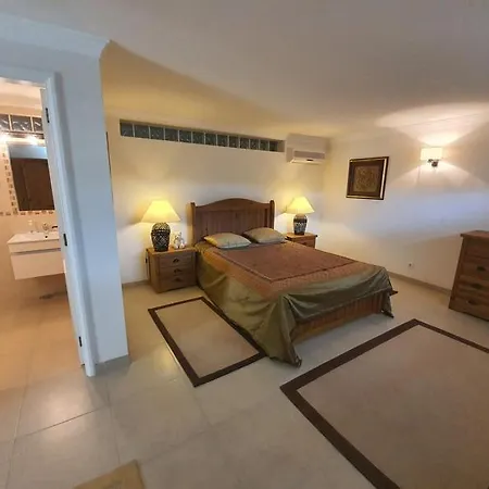 Ferrarias Villa Sleeps 14 With Pool Air Con And Wifi ヴィラ *