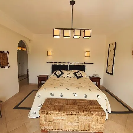 Ferrarias Villa Sleeps 14 With Pool Air Con And Wifi 빌라 Ferrarias (Loule)